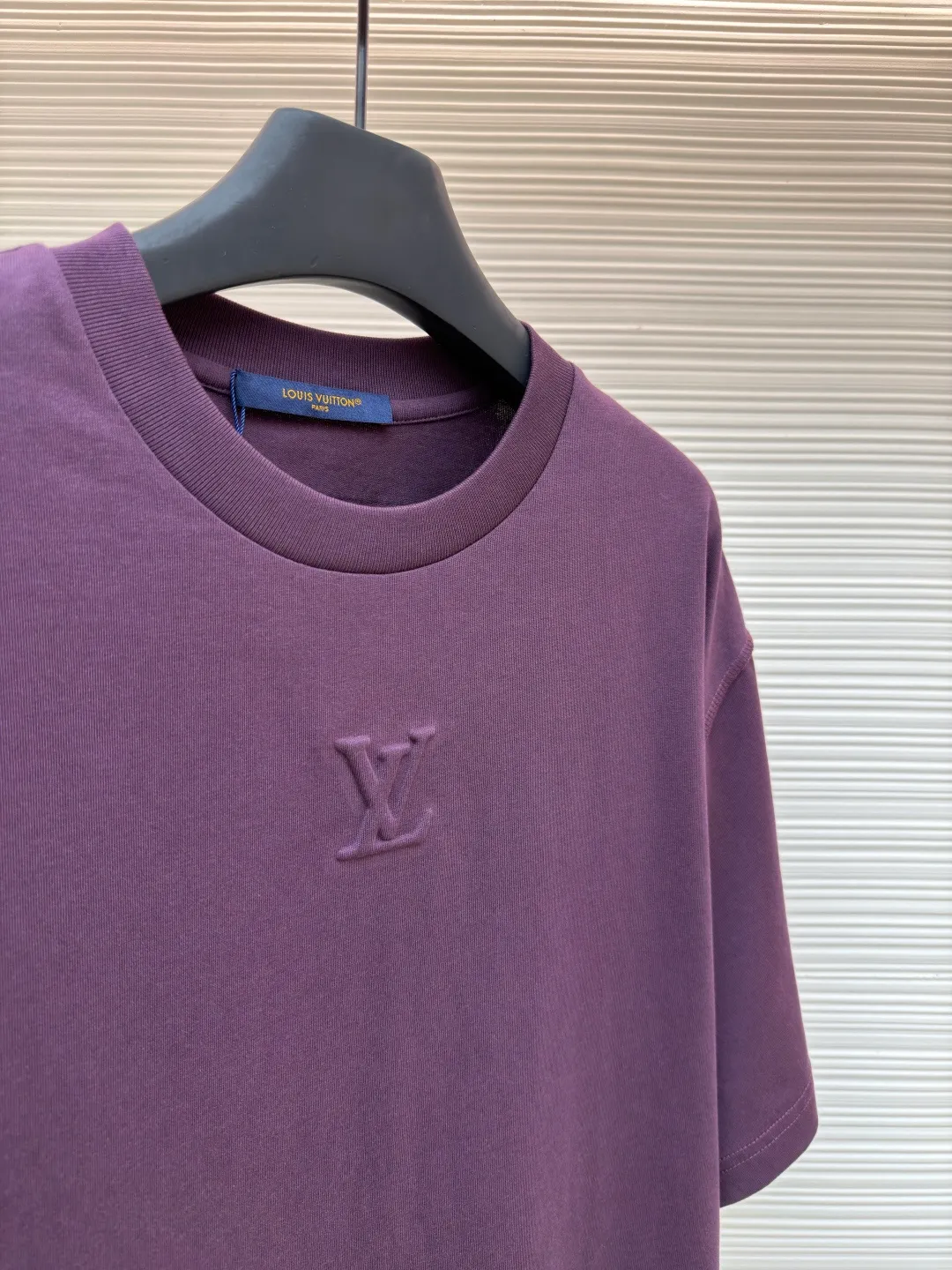 LOUISVUITTON embossed small label T-shirt ●Authentic product: Purchased and developed by 5450 ●Item number: 1682104-A00 ●Fabric: pure cotton fabric ●Technology: embossed production ●Version: fitted version ●Weight: about 300 grams ●Size: XS-S-M-L ●Description: Fabric is 40S/2 Double-strand smooth cotton plain weave, dust-free wool processing; matching 40s single-strand combed cotton, 280g cylindrical machine rib. The front panel is stamped and filled. After low-temperature stamping with a steel stamp, the inside is filled with foam cotton. The bottom surface is directly sealed with low-temperature hot melt glue at 80 degrees Celsius. The integrated machine operation makes the relief pattern three-dimensional and full and stylish. High-quality products require natural and beautiful products. The overall wiring is straight and delicate, the fabric is comfortable and soft, and the color is consistent without color difference. It can be matched with the same style to create a fashionable look and control various occasions. Customized accessories, complete with three standards, same style for men and women!